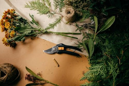 Fiskars bypass pruning shears for fresh branches and twigs, non-stick coated, steel blades/FibreComp handles, black/orange, Solid, P121, 1057160